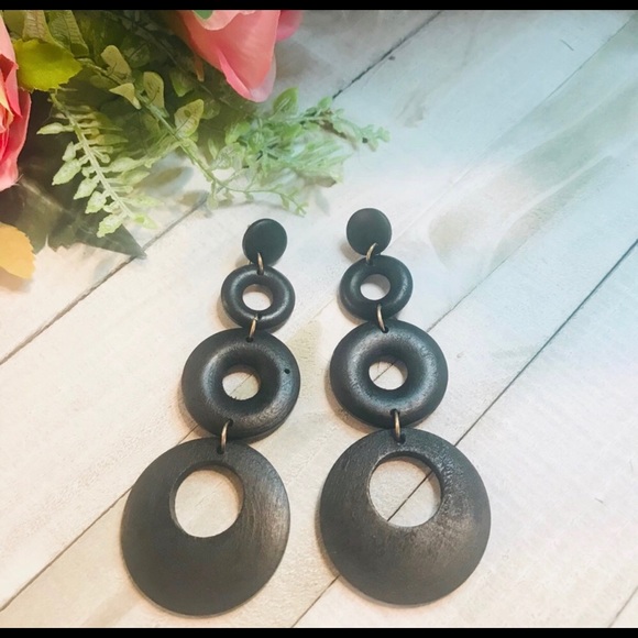 SOLD Gorgeous earrings in assorted colors!💝💕🌟 - Picture 1 of 3